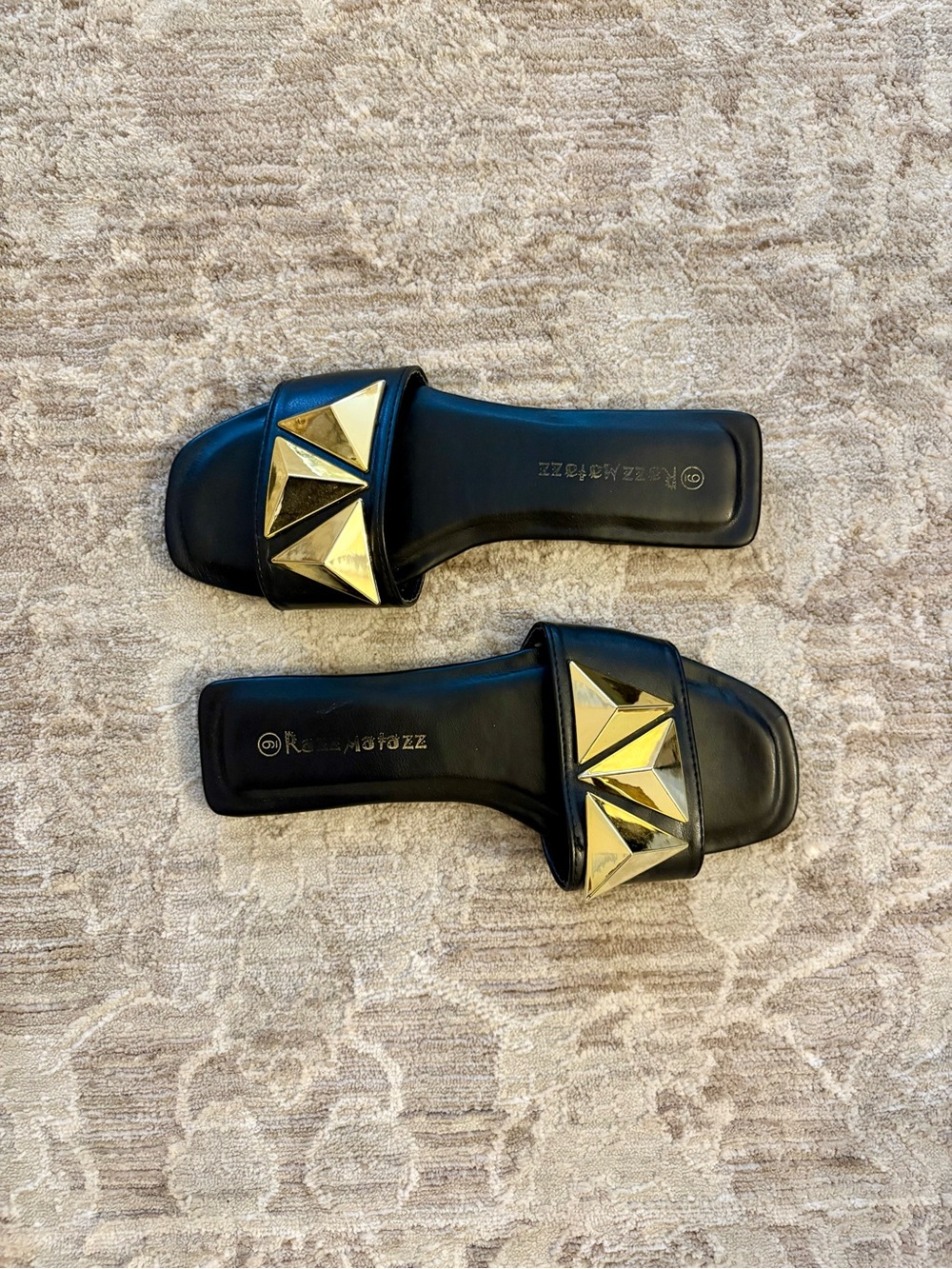 BLACK & GOLD SANDALS ⭐️